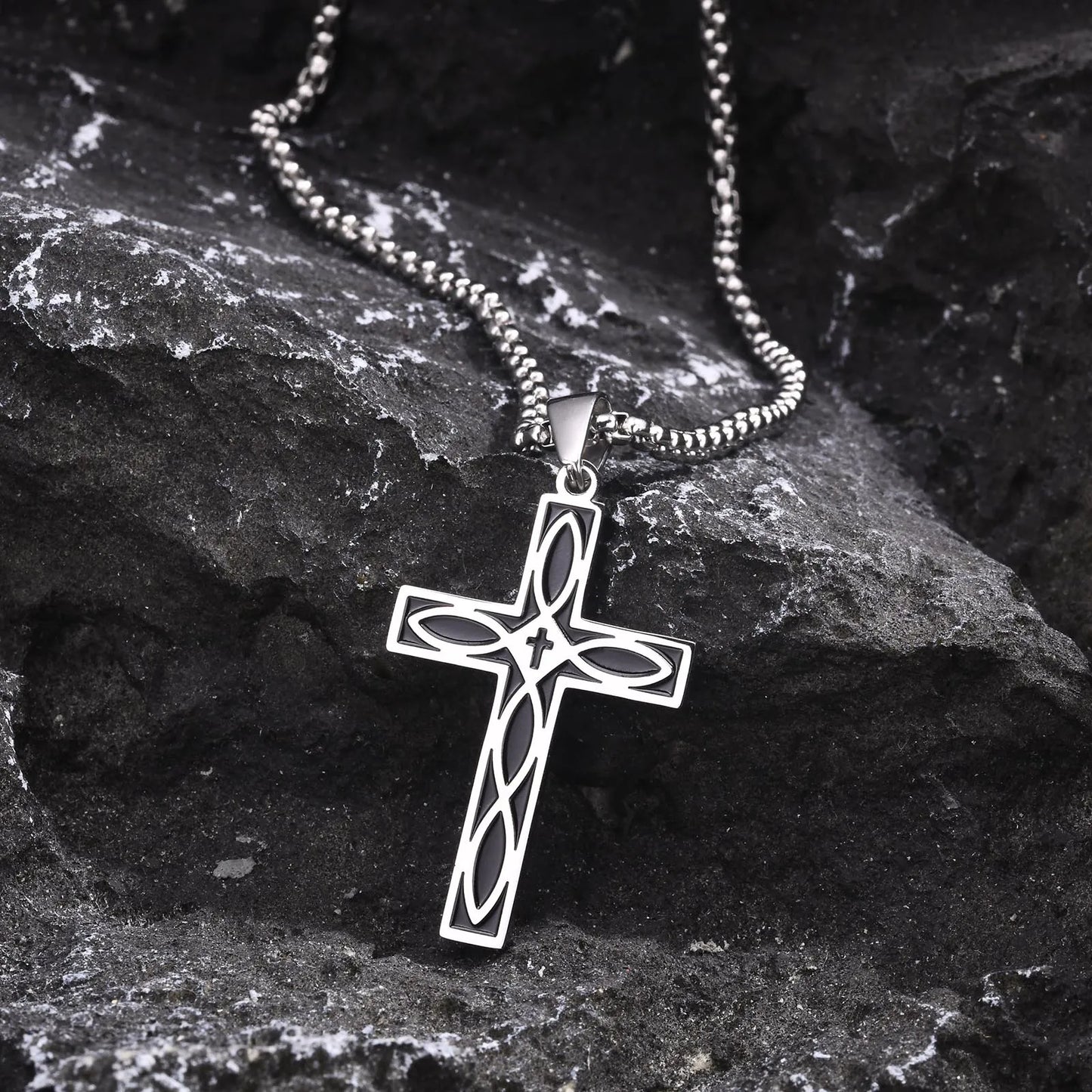 Colar com Crucifixo Preto e Prateado nó celta cruzado para homens e mulheres, pingente viking preto.